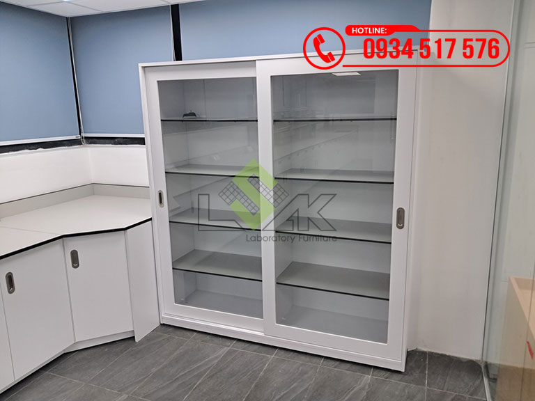 Tủ đựng hóa chất phòng thí nghiệm cửa kính 2 cánh cửa lùa