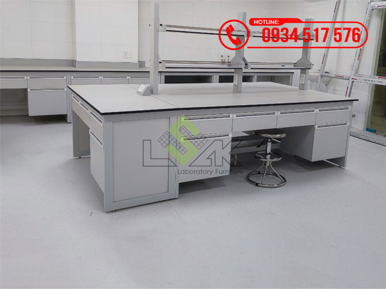 Bàn thí nghiệm trung tâm có kệ nội thất phòng xét nghiệm Bệnh viện Chợ Rẫy