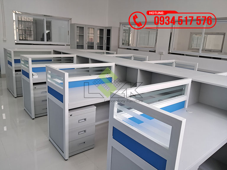 Bàn làm việc văn phòng có vách ngăn ở giữa