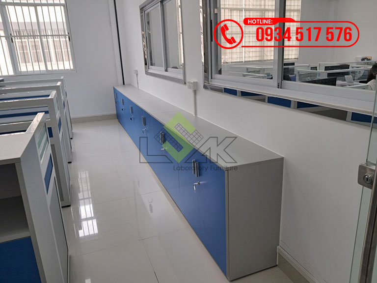 Dãy tủ hồ sơ văn phòng đặt sát tường