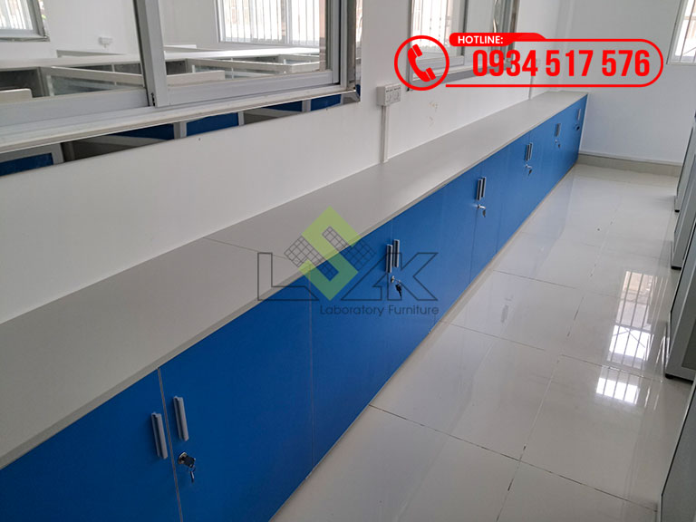 Dãy tủ hồ sơ thấp văn phòng đặt sát tường