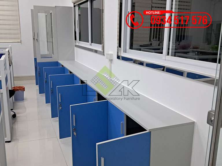 Dãy tủ hồ sơ văn phòng đặt sát tường