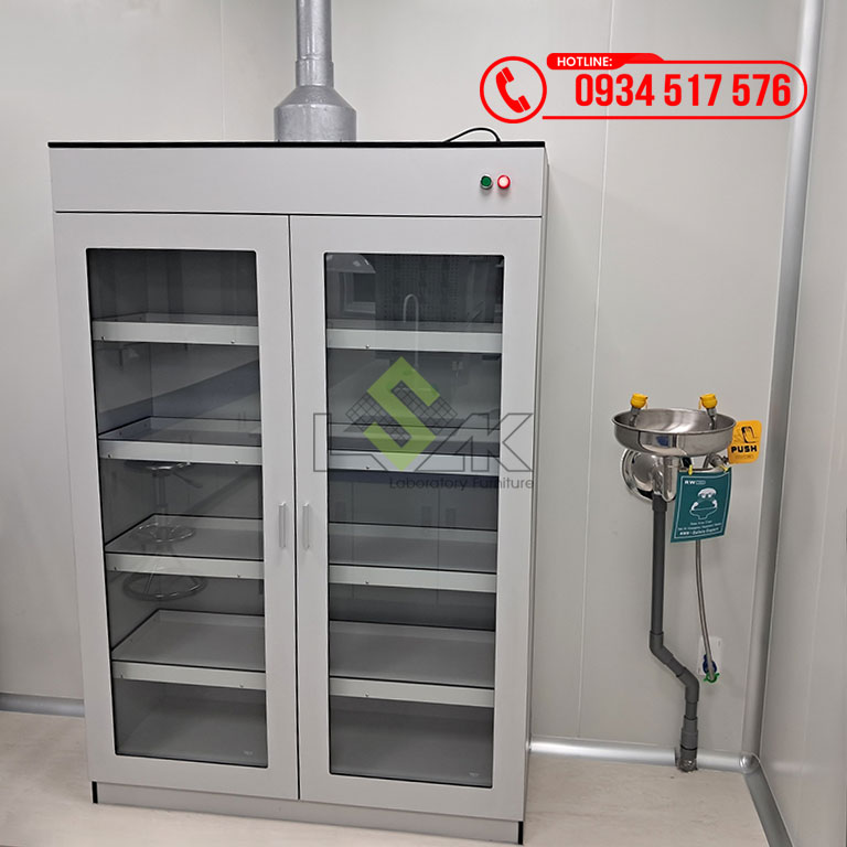 Tủ đựng hóa chất phòng thí nghiệm, vòi rửa mắt khẩn cấp gắn tường
