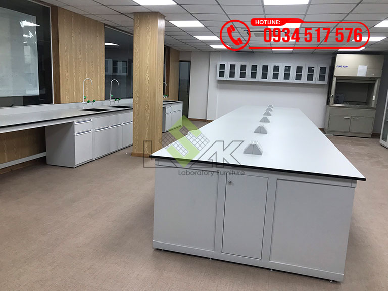 Bàn thí nghiệm trung tâm phòng thí nghiệm hóa Trường Đại học Công nghệ Đồng Nai