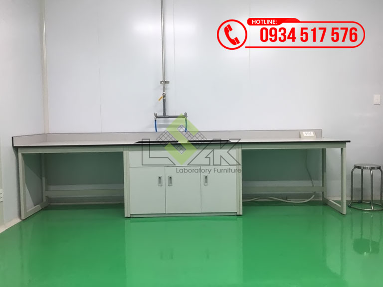 Bàn thí nghiệm áp tường có chậu rửa tay phòng lab nhà máy sản xuất mỹ phẩm