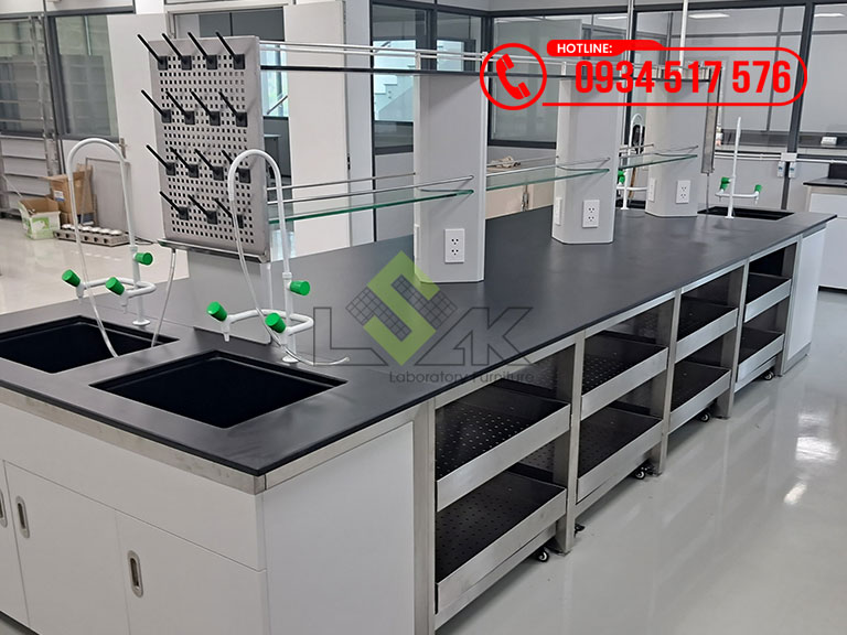 Bàn thí nghiệm trung tâm có kệ để hóa chất, giá phơi dụng cụ, vòi rửa 3 nhánh, bồn rửa nhựa pp chịu hóa chất, nội thất phòng lab Nhà máy hóa chất, thuốc nhuộm cho ngành dệt may J&J Dyestuff Ind. Co., Ltd