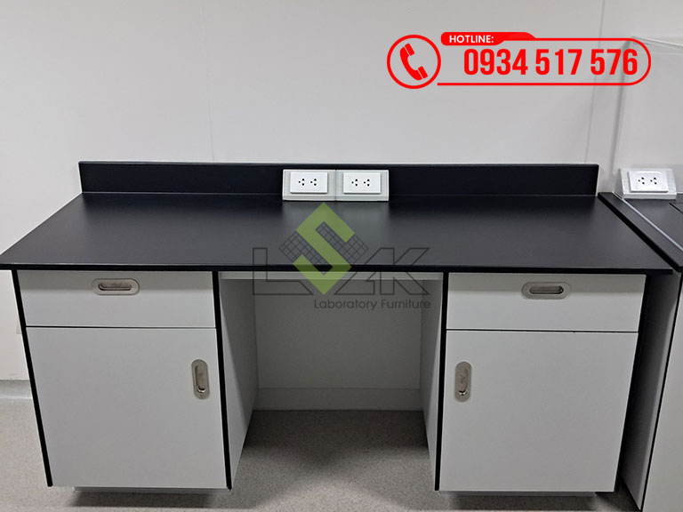 Bàn thí nghiệm áp tường mặt bàn chống hóa chất nội thất phòng lab Nhà máy sản xuất dược phẩm Công ty TNHH Medochemie (Viễn Đông)