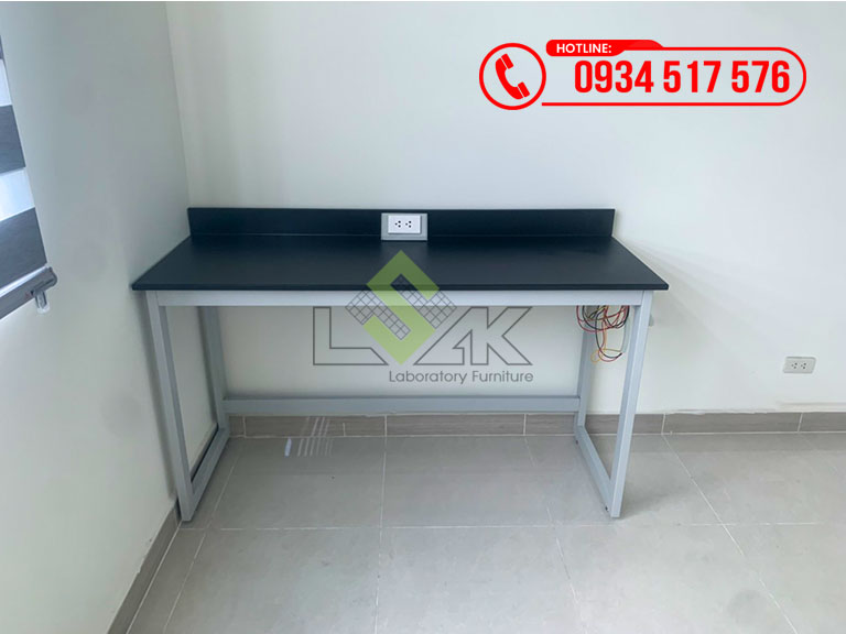 Bàn thí nghiệm áp tường khung thép nội thất phòng lab nhà máy sản xuất hóa chất ngành dệt nhuộm Công ty TNHH Loop Power