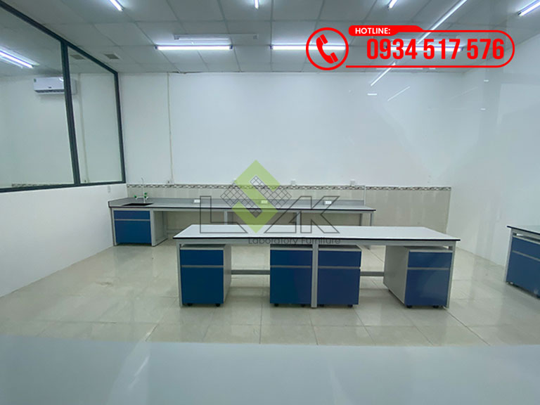 Bàn thí nghiệm trung tâm nội thất phòng lab vi sinh nhà máy sản xuất thức ăn chăn nuôi
