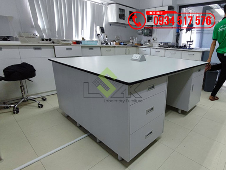 Bàn thí nghiệm trung tâm không có kệ phòng lab R&D nguyên liệu cho ngành mỹ phẩm và thực phẩm Công ty TNHH Iwase Cosfa Việt Nam