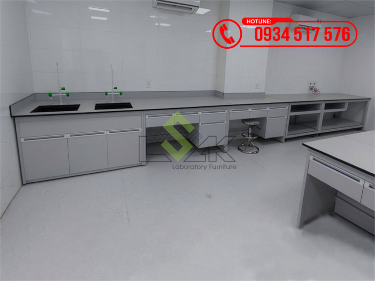 Bàn thí nghiệm áp tường có bồn rửa tay nội thất phòng xét nghiệm Bệnh viện Chợ Rẫy