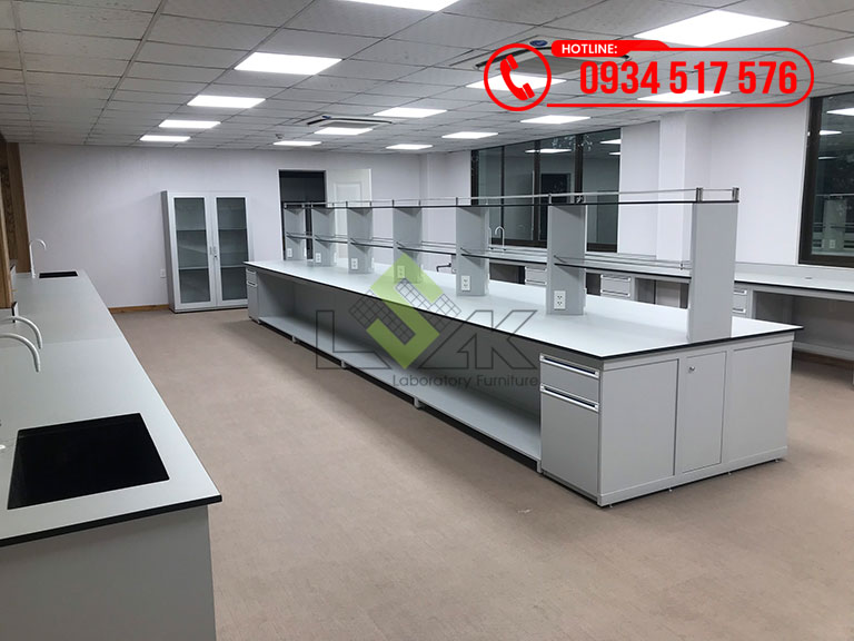 Bàn thí nghiệm trung tâm phòng thí nghiệm thực phẩm Trường Đại học Công nghệ Đồng Nai