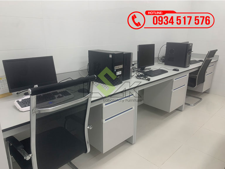 Bàn thí nghiệm áp tường đặt máy tính