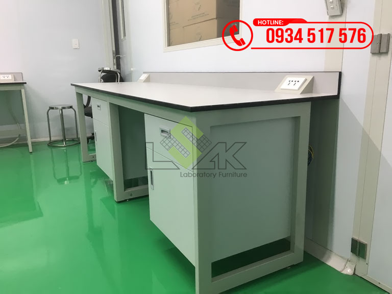 Bàn thí nghiệm áp tường mặt bàn kháng hóa chất sử dụng trong phòng lab mỹ phẩm