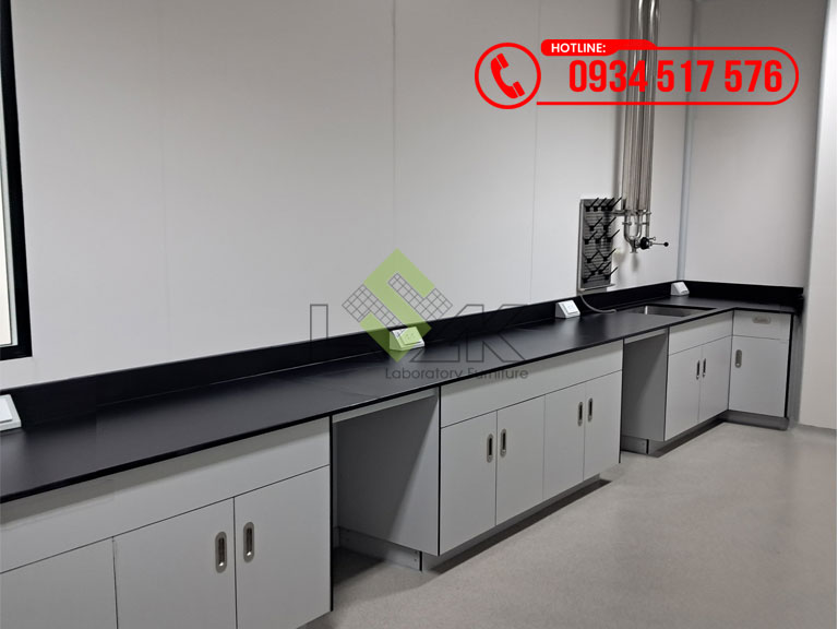 Bàn thí nghiệm áp tường chữ l có bồn rửa tay nội thất phòng lab Nhà máy sản xuất dược phẩm Công ty TNHH Medochemie (Viễn Đông)