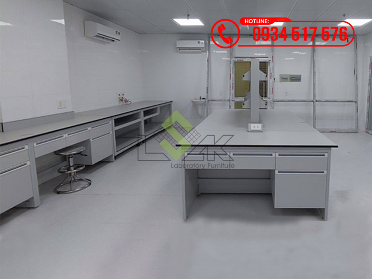 Bàn thí nghiệm trung tâm có kệ hóa chất nội thất phòng xét nghiệm Bệnh viện Chợ Rẫy