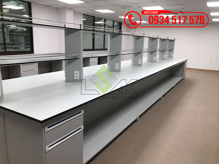Bàn thí nghiệm trung tâm phòng thí nghiệm thực phẩm Trường Đại học Công nghệ Đồng Nai