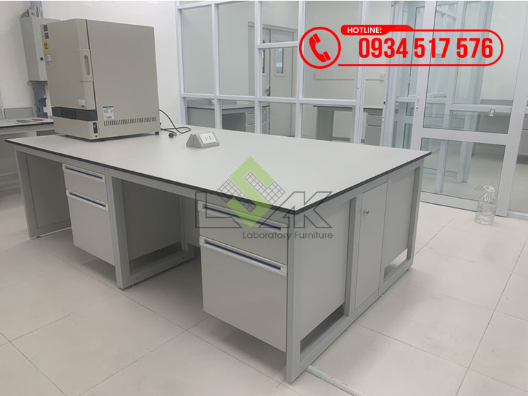Bàn thí nghiệm trung tâm đặt máy phòng thí nghiệm vi sinh