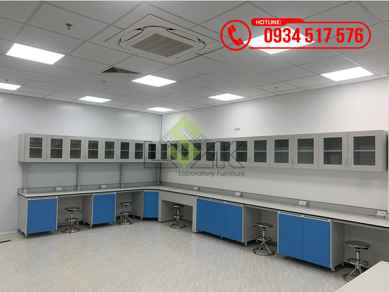 Dãy tủ treo tường va bàn thí nghiệm áp góc phòng thí nghiệm