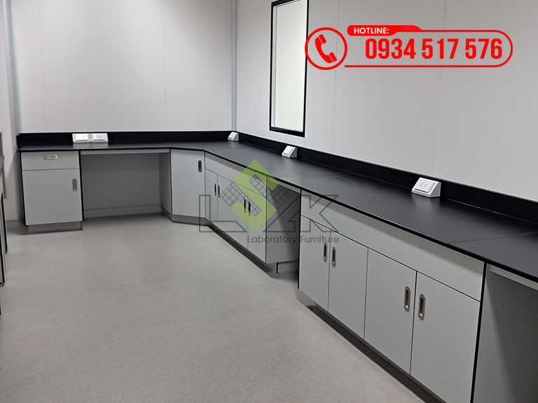 Bàn thí nghiệm áp tường chữ l hộc tủ kín nội thất phòng lab Nhà máy sản xuất dược phẩm Công ty TNHH Medochemie (Viễn Đông)