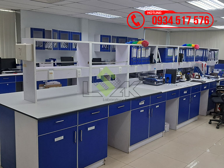 Bàn thí nghiệm trung tâm nội thất phòng lab Nhà máy sản xuất dược phẩm Công ty TNHH Medochemie (Viễn Đông)