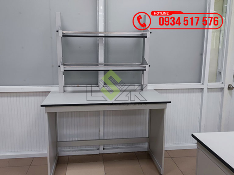 Bàn thí nghiệm áp tường có kệ trên bàn để dụng cụ