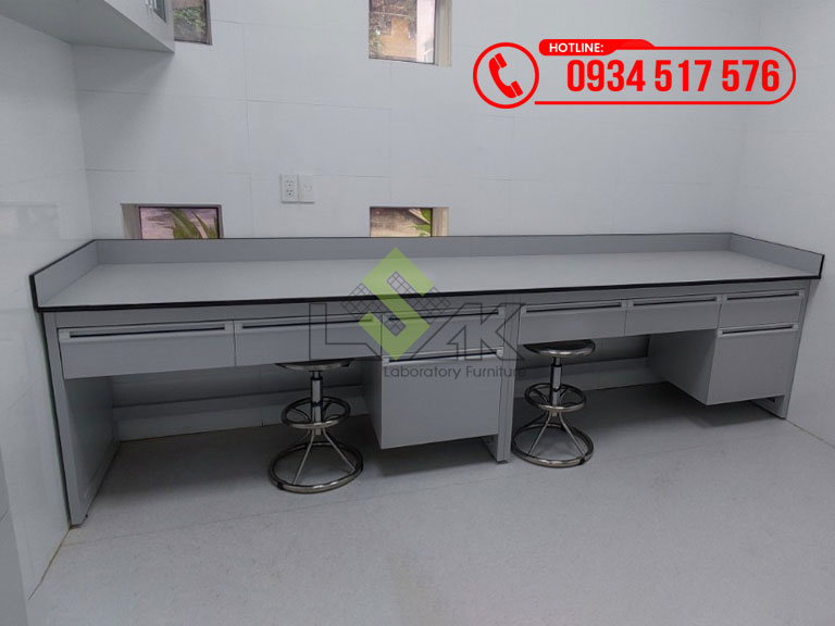 Bàn thí nghiệm áp tường đặt máy nội thất phòng xét nghiệm Bệnh viện Chợ Rẫy