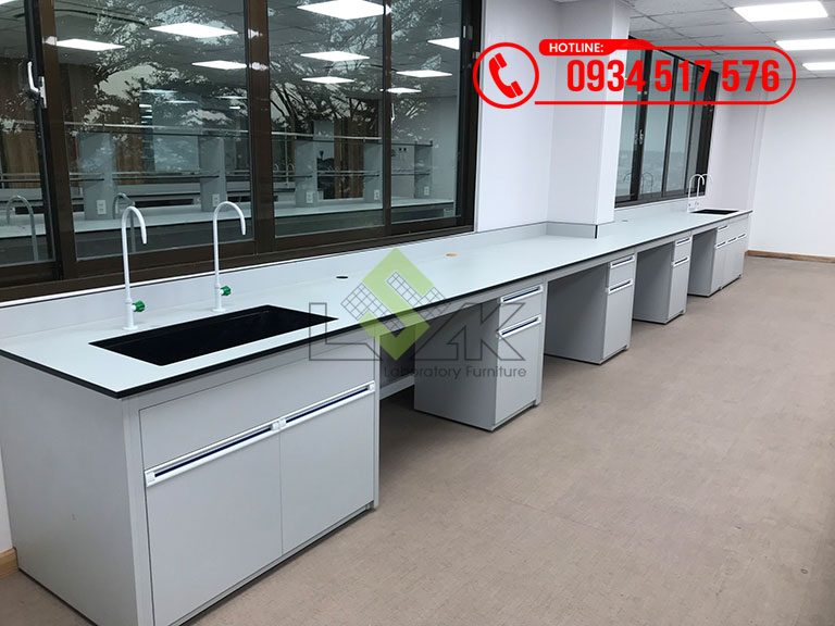 Bàn thí nghiệm áp tường có bồn rửa Trường Đại học Công nghệ Đồng Nai