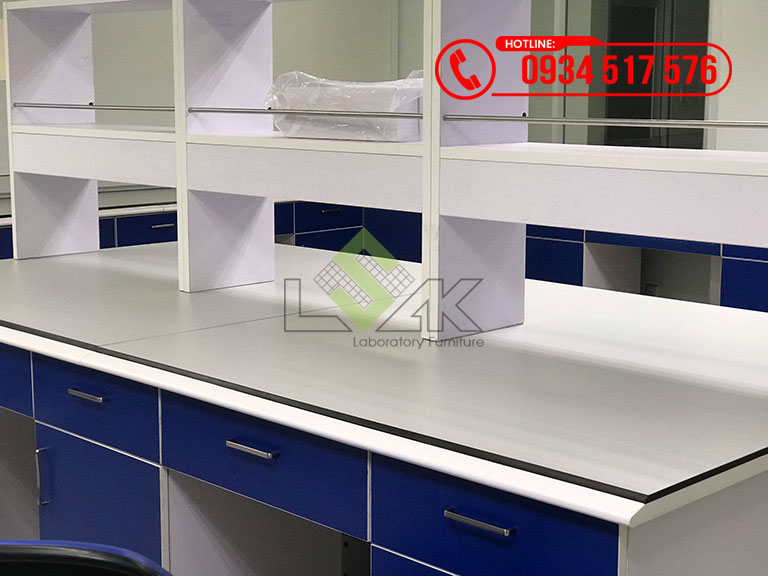 Kệ để dụng cụ trên bàn thí nghiệm trung tâm