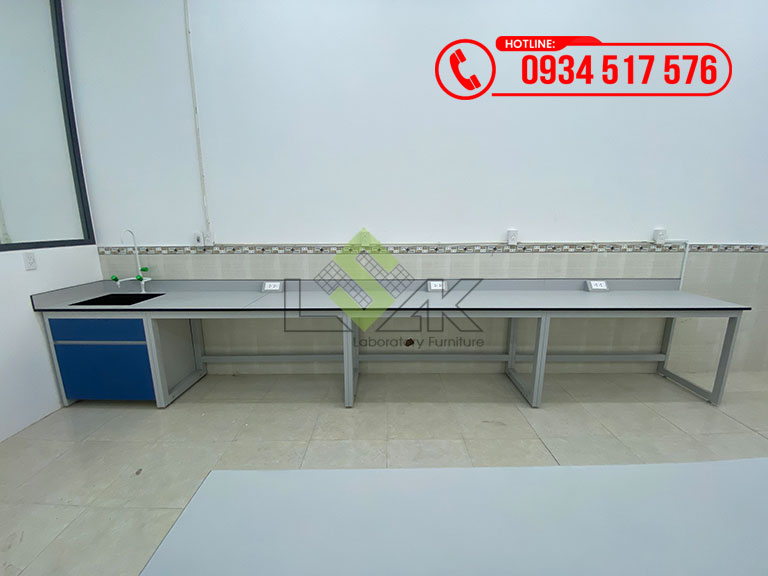 Bàn thí nghiệm áp tường khung thép sơn tĩnh điện