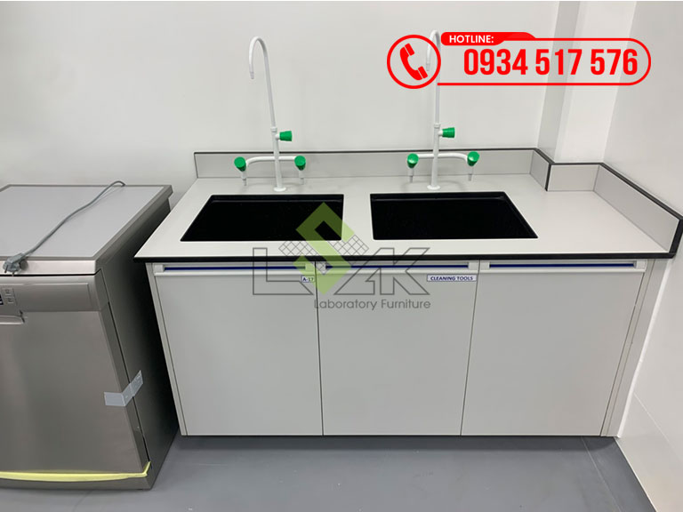 Bàn thí nghiệm áp tường có 2 chậu rửa và vòi rửa 3 nhánh chuyên dụng