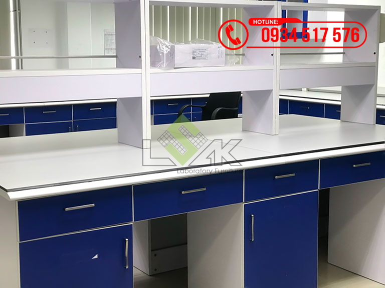 Bàn thí nghiệm trung tâm phòng lab nhà máy sản xuất dược phẩm