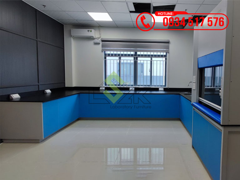 Bàn thí nghiệm áp tường hình chữ U, tủ hút hóa chất nội thất phòng lab nhà máy sản xuất hóa chất Công ty TNHH Loop Power (Giai đoạn 2)