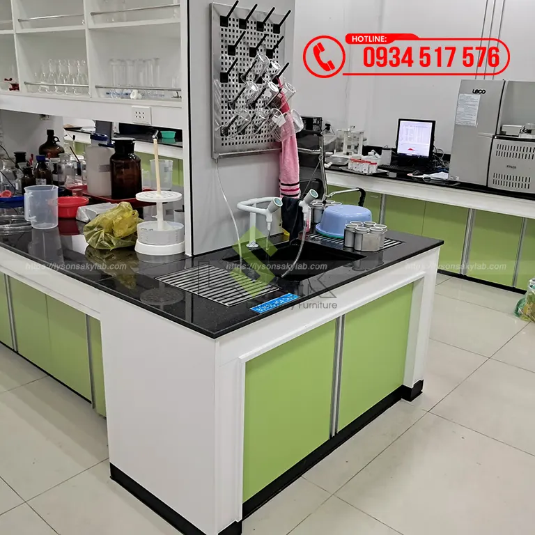 Bàn thí nghiệm trung tâm có chậu rửa nội thất phòng lab R&D Nhà máy sản xuất thức ăn chăn nuôi Công ty TNHH De Heus tại Vĩnh Long