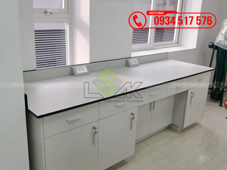 Bàn thí nghiệm áp tường mặt bàn kháng hóa chất phòng lab R&D cà phê Nhà máy Công ty Cổ Phần Quốc Tế Thực Phẩm Lựa Chọn Đỉnh