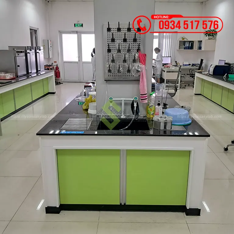 Bàn thí nghiệm trung tâm nội thất phòng lab R&D Nhà máy sản xuất thức ăn chăn nuôi Công ty TNHH De Heus tại Vĩnh Long