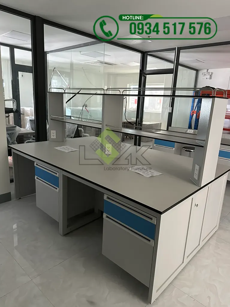 Bàn trung tâm có kệ phòng lab Nhà máy hóa chất Công ty TNHH Brenntag Việt Nam