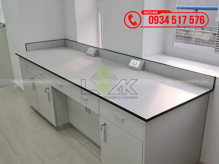 Bàn thí nghiệm áp tường mặt bàn kháng hóa chất phòng lab R&D cà phê Nhà máy Công ty Cổ Phần Quốc Tế Thực Phẩm Lựa Chọn Đỉnh