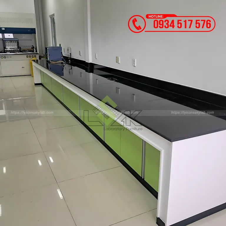 Bàn thí nghiệm áp tường phòng lab R&D Nhà máy sản xuất thức ăn chăn nuôi Công ty TNHH De Heus tại Vĩnh Long