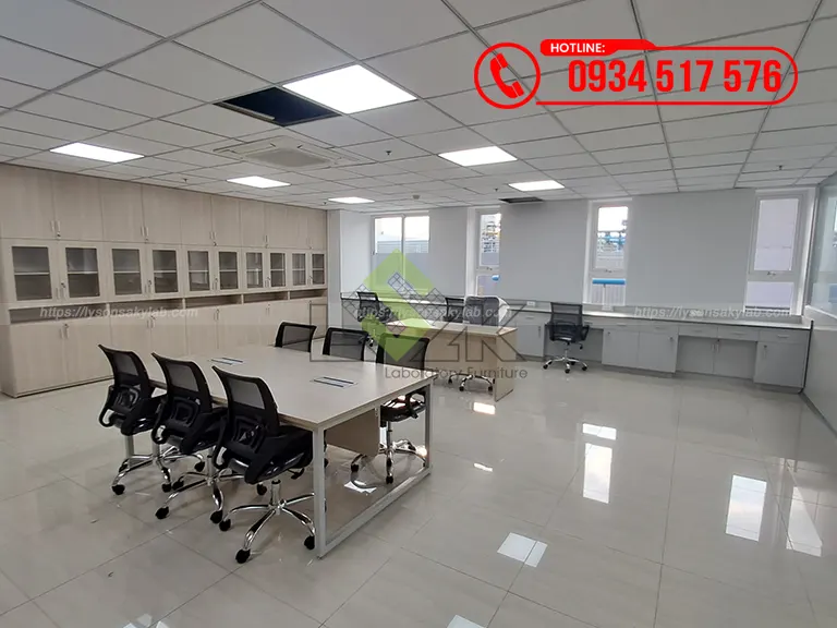 Bàn làm việc nhân viên phòng lab R&D cà phê Nhà máy Công ty Cổ Phần Quốc Tế Thực Phẩm Lựa Chọn Đỉnh