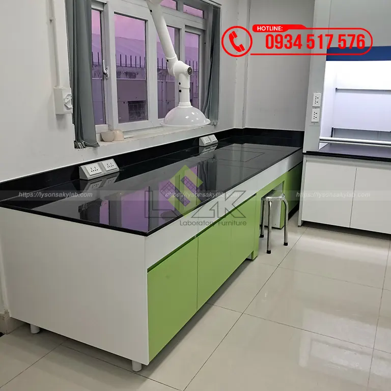 Bàn đặt thiết bị phòng lab R&D Nhà máy sản xuất thức ăn chăn nuôi Công ty TNHH De Heus tại Vĩnh Long