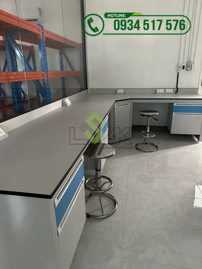 Bàn áp tường chữ L mặt bàn kháng hóa chất phòng lab Nhà máy hóa chất Công ty TNHH Brenntag Việt Nam