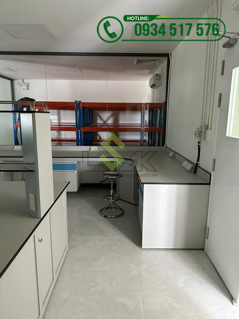 Bàn áp tường chữ L mặt bàn kháng hóa chất phòng lab Nhà máy hóa chất Công ty TNHH Brenntag Việt Nam