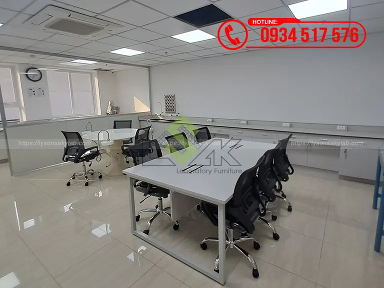Bàn thí nghiệm áp tường có chậu rửa nội thất phòng lab R&D cà phê Nhà máy Công ty Cổ Phần Quốc Tế Thực Phẩm Lựa Chọn Đỉnh
