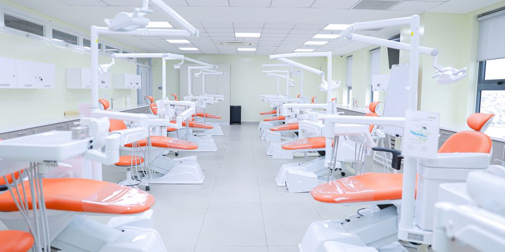 Khu thực hành lâm sàng được trang bị 10 ghế máy full option kết nối mạng toàn hệ thống. Đây là loại ghế máy hiện đại nhất của Sirona, hệ thống ghế cao cấp từ Đức.