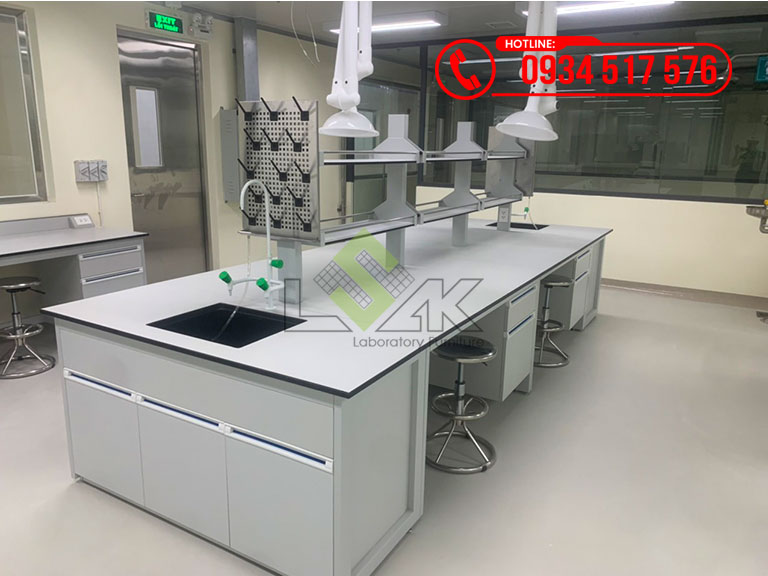 Bàn thí nghiệm trung tâm có kệ nội thất phòng lab Nhà máy sữa tại Bình Dương