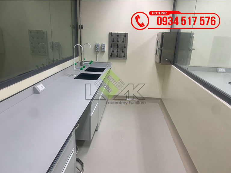 Bàn thí nghiệm áp tường có 2 chậu rửa tay