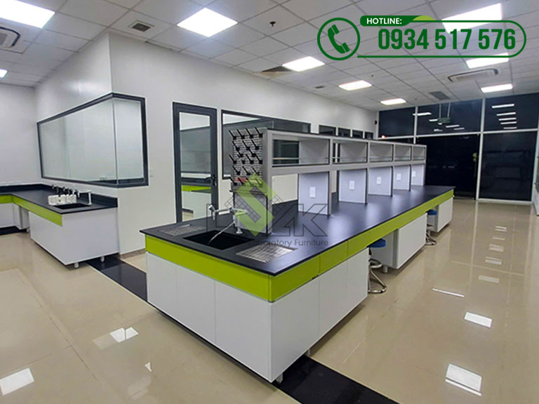 Bàn thí nghiệm trung tâm có chậu rửa